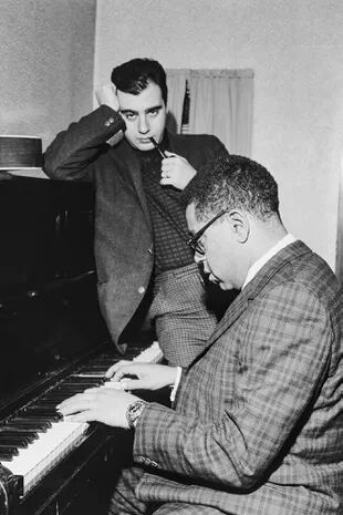 Lalo y Dizzie Gillespie, figura legendaria del jazz, que le dio lugar en su banda, circa 1960