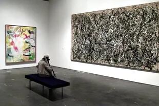 "One (Number 31, 1950)", de Jackson Pollock (a la derecha)