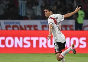 Cuando Nacho Fernández está bien, algo bastante usual, le da vuelo a River; ya rinde frutos su retorno después de un par de años en Brasil.