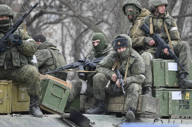 Militares rusos son vistos en Armyansk, en la norma de Crimea, Rusia. 