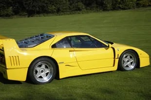 Uno de los mitos que rodearon a este emblemático modelo de Ferrari fue que sólo estaba disponible en rojo. La F40 del sultán de Brunéi lo desmiente; además, tenía volante a la derecha 