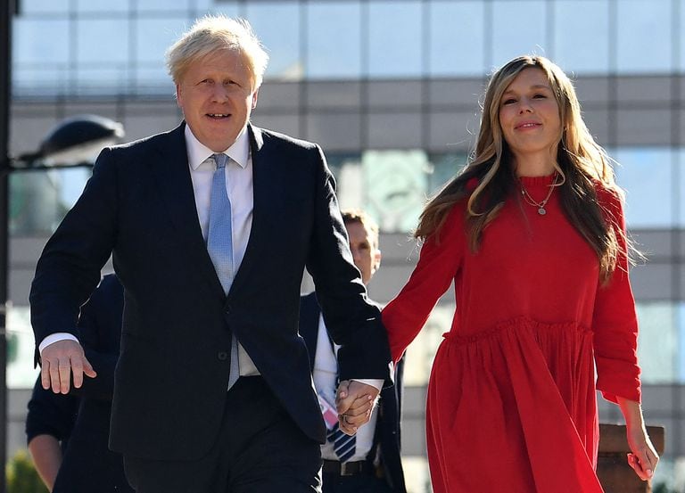 El primer ministro británico Boris Johnson y su esposa Carrie asistieron el lunes al centro de convenciones de Manchester Central para el cierre de la conferencia anual del Partido Conservador, días antes de ser padres por segunda vez