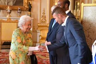 La reina Isabel II se encuentra con David Beckham en el Palacio de Buckingham el 26 de junio de 2018 en Londres, Inglaterra