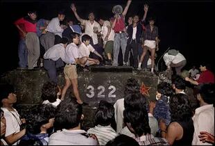 Los estudiantes enfrentan a los primeros blindados que intentan llegar a Tienanmen la noche del 4 de junio