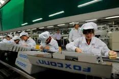 Caos en la mayor fábrica de iPhone del mundo: la cerraron por un brote de Covid con los operarios adentro