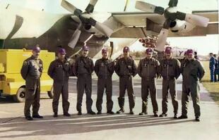 La tripulación, al recibir el avión bombardero en Córdoba, en mayo de 1982