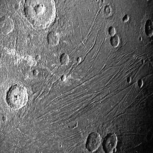 La Unidad de Referencia Estelar de Juno fotografió cráteres y estructuras de Ganímedes con gran detalle