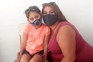 Tatiana Iroz y su hija, beneficiaria de la AUH