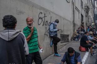 La espera por la comida de caridad en una calle de San Pablo