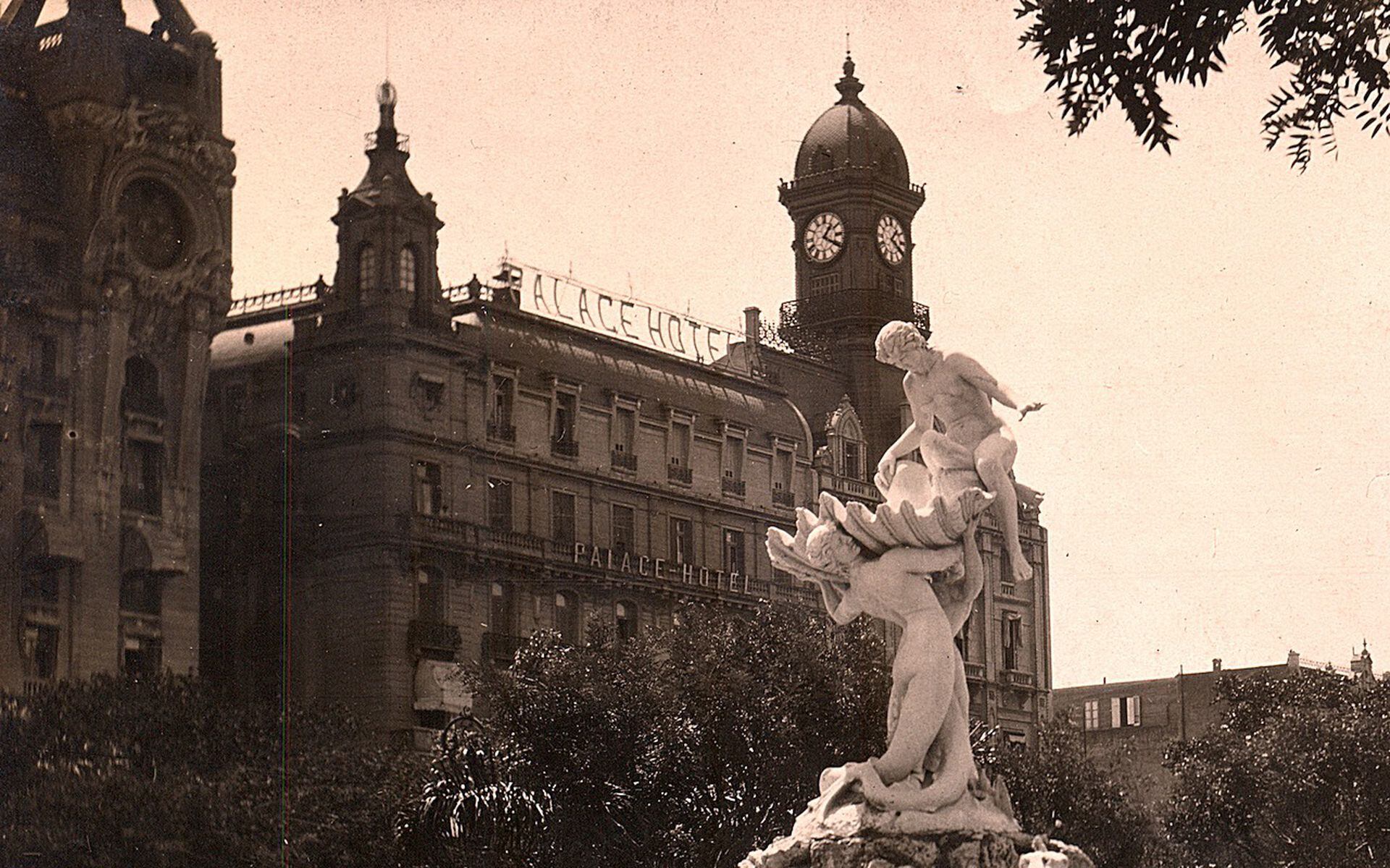 La Fuente de las Nereidas, de Lola Mora, estaba en Avenida Alem y Perón, justo frente al Palace Hotel de Mihanovich.