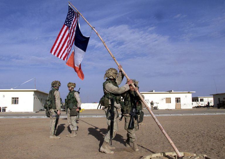 Los infantes de marina de la 15a MEU (Unidad Expedicionaria de los Infantes de Marina) izan dos banderas en Afganistán el viernes 30 de noviembre de 2001