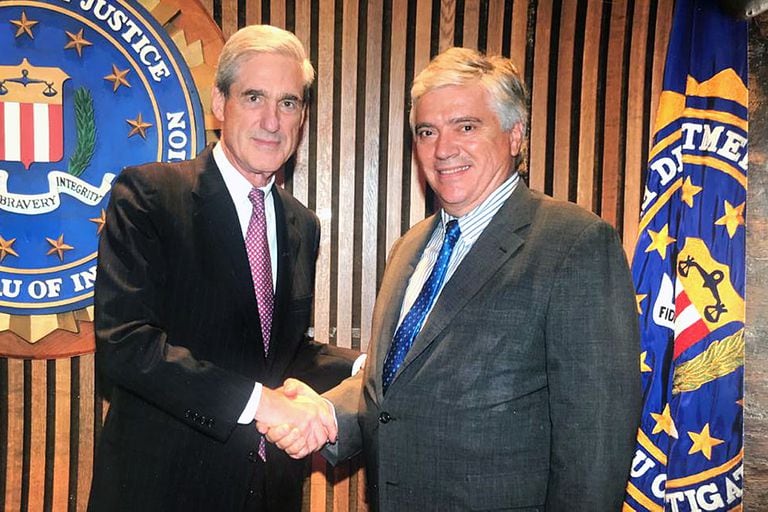 Robert Mueller, director del FBI entre 2001 y 2013, durante las administraciones de George W. Bush y Barack Obama, despide a José Luis Vila, destacado durante una década en los Estados Unidos