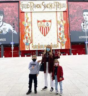 Linda Raff y sus hijos en el estadio Ramón Sánchez-Pizjuán, de Sevilla. Crédito: Instagram