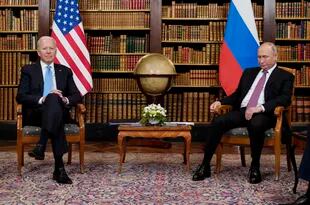 El presidente estadounidense Joe Biden con el presidente ruso Vladimir Putin en Ginebra el 16 de junio de 2021. (Foto AP/Patrick Semansky)