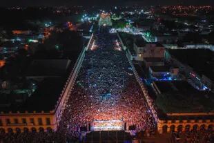 Más de 100.000 personas colmaron la histórica plaza Belgrano de Luján