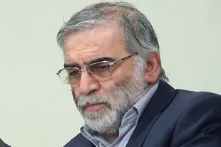 El científico Mohsen Fakhrizadeh durante una reunión con el líder supremo iraní en Teherán, el 23 de enero de 2019