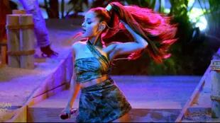 Ariana Grande interpretando "Side to Side" en los AMAs, momentos antes de ganar el premio a la mejor artista del año
