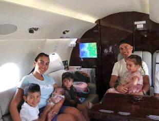 Cristiano Ronaldo junto a su familia en su jet privado