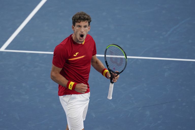 El español Pablo Carreño Busta celebra después de vencer al serbio Novak Djokovic en el partido por la medalla de bronce de Tokio 2020.