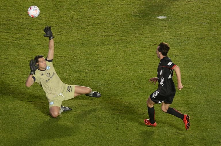 Cristian Bernardi pica la pelota ante Chila Gómez y anota el 2-0 de Colón ante Racing: golazo