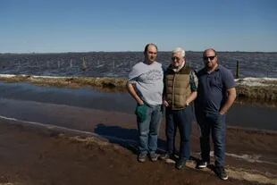 Diego Fox, Carlos Aguirre y Rodrigo Avendano, productores de Maggiolo, provincia de Santa Fe
