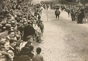 Carrera de sortijas en el barrio de Mataderos, 1940
