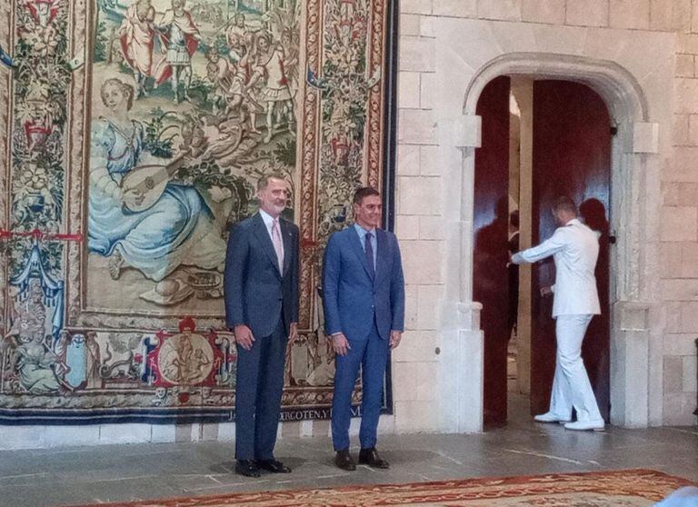 El rey Felipe VI y Pedro Sánchez inician su despacho de verano en el Palacio de la Almudaina; el encuentro cambió de escenario y por primera vez no se celebró en Marivent