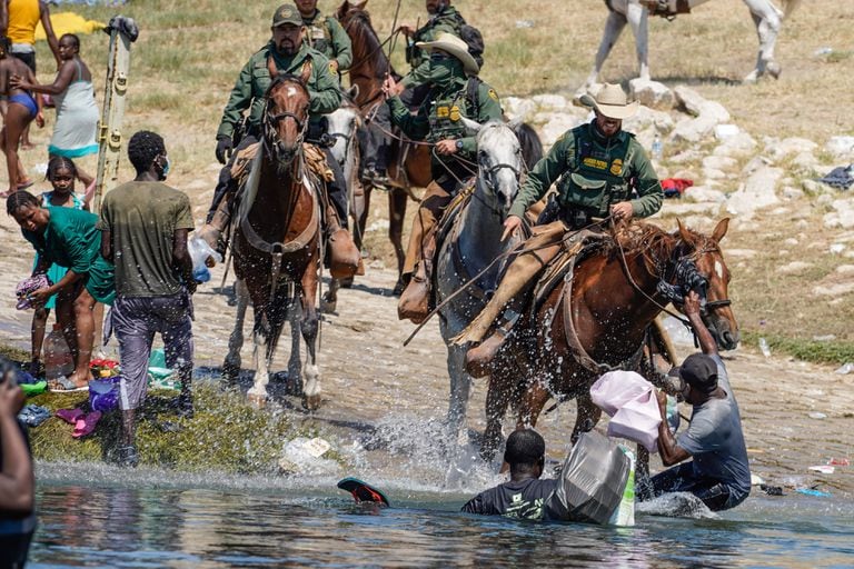 Escándalo en EE.UU. por el maltrato a haitianos en la frontera por parte de  guardias fronterizos a caballo - LA NACION