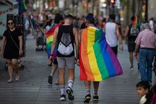 27-06-2020 Imagen de archivo de una pareja con una bandera arcoíris. POLITICA Pau Venteo - Europa Press