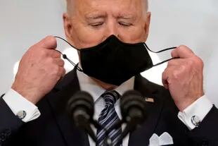 ARCHIVO - El presidente de Estados Unidos, Joe Biden, se quita la mascarilla para hablar sobre la pandemia del COVID-19, en una comparecencia desde la Sala Este de la Casa Blanca, el 11 de marzo de 2021 en Washington. (AP Foto/Andrew Harnik, Archivo)
