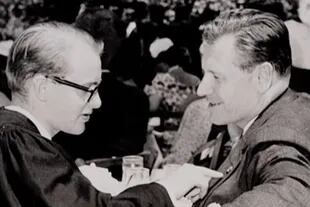 Michael Rockefeller junto a su padre, Nelson, que era el gobernador del estado de Nueva York cuando el joven desapareció