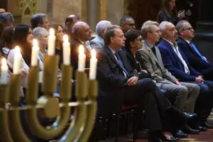 La comunidad judía enciende siete velas para conmemorar La Noche de los Cristales Rotos