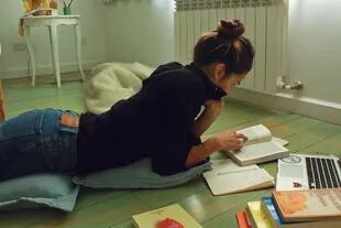 Una imagen publicada por Juana en su cuenta de Instagram -tiene un millón de seguidores-, mientras lee y estudia.