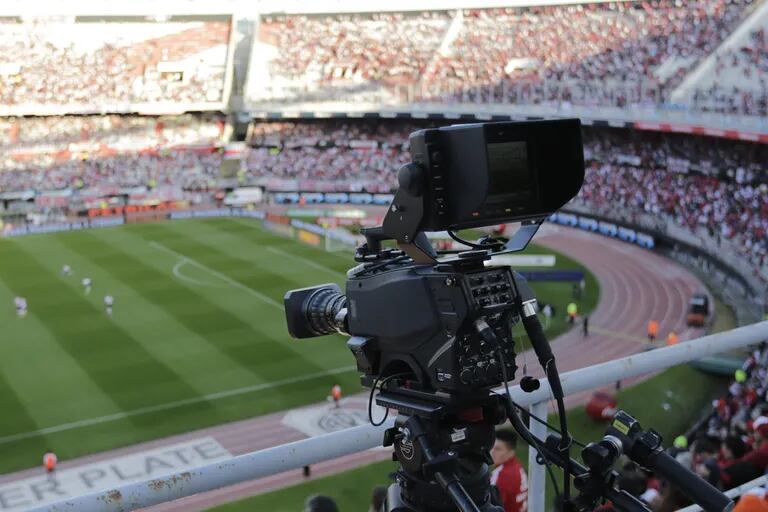 Derechos de televisión: el fútbol mundial se queda con el 40 % de un ‘pastel’ de 52.000 millones de dólares y otros deportes convencionales unas migajas