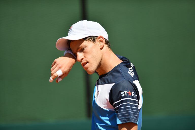 Diego Schwartzman y la frustración por una caída sorpresiva ante el junior bielorruso Daniil Ostapenkov, en la Copa Davis.