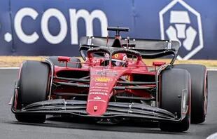 Charles Leclerc da pelea con Ferrari en el campeonato de Fórmula 1, aunque las apuestas lo ubican lejos de Max Verstappen