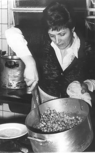 María Teresa Corradini de Barbera en la cocina de unos de sus primeros restaurantes