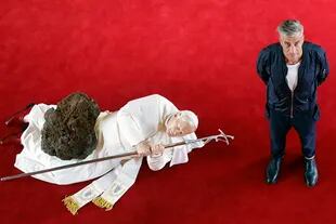Instalación artística del italiano Maurizio Cattelan, "La Nona Ora" en la que aparece la figura del papa Juan Pablo II abatido por un meteorito, en en París, en octubre de 2017