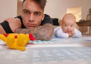 Lautaro Martínez y Nina, su hija, protagonistas de una selfie en la casa familiar de Milán.