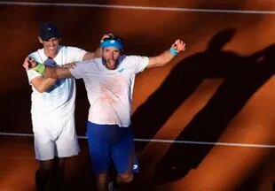 Mayer y el desahogo tras un momento histórico en la Copa Davis, luego de vencer al brasileño Souza en un match de casi siete horas; Orsanic, por entonces capitán, lo acompaña. 