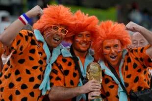 La afición de Holanda espera el inicio de un partido de fútbol ante el estadio Al Thumama de Doha