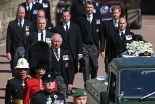 Los príncipes Carlos, Andrés, Eduardo, William, Harry, Peter Phillps y Tim Laurence escoltaron el ataúd del duque de Edimburgo durante el funeral