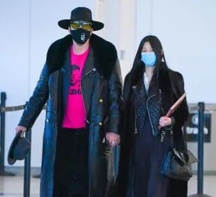 Nicolas Cage y su esposa, Riko Shibata, en el aeropuerto JFK en Nueva York