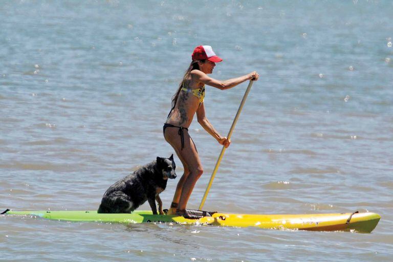 Juana took Tota, her dog, for a walk through the waters of La Mansa.