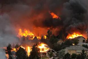 Decenas de casas quedaron reducidas a cenizas por las llamas