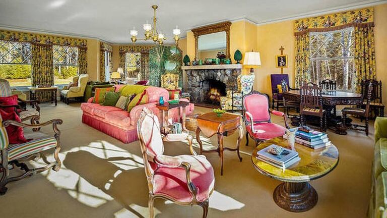 Una de las salas de estar que tiene la lujosa mansión   Foto: Realtor.com