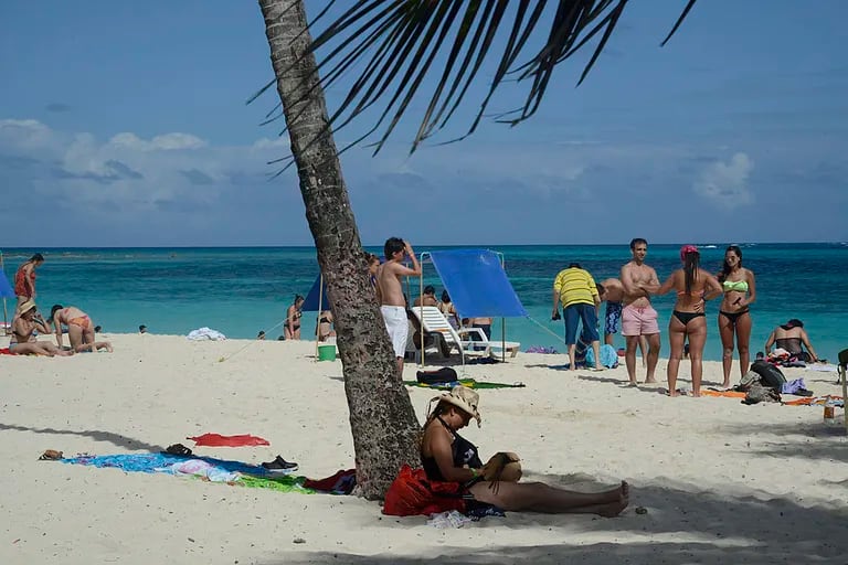 An Italian tourist has died after being hit by a shark off the coast of San Andres.