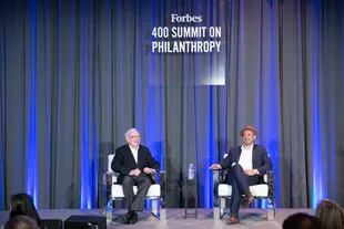 El multimillonario y filántropo Warren Buffett junto al director de contenidos de Forbes Media (Forbes)