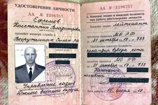 Konstantin Yefremov mostró a la BBC sus documentos de identificación de las fuerzas armadas rusas