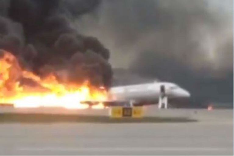 Un avión ruso se incendió durante un aterrizaje de emergencia: 41 muertos